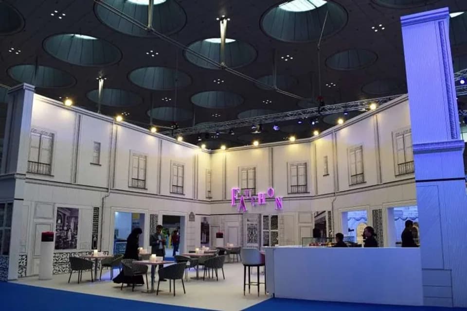 Large-scale architectural facade set build for a themed exhibition district